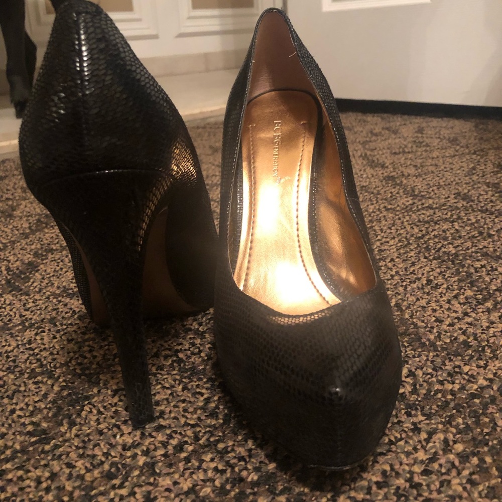 BCBGeneration Textured Platform Heels - Picture 4 of 7